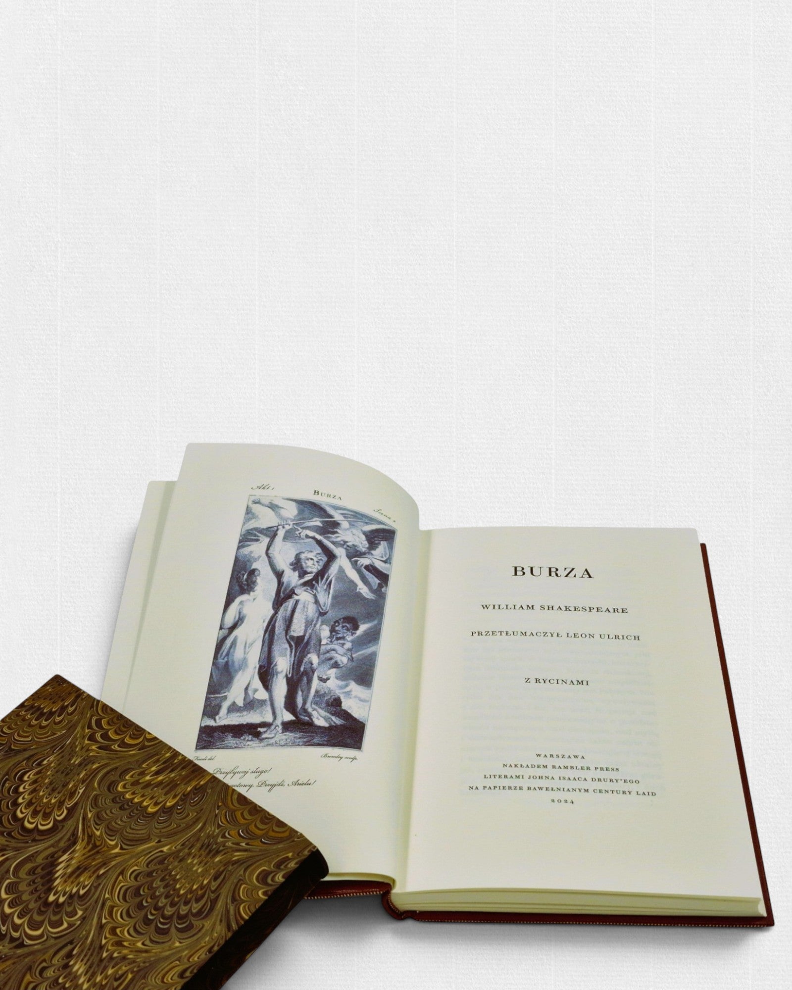 Otwarte, luksusowe wydanie „Burzy” Williama Szekspira z ilustracją i kartą tytułową, wydrukowane na papierze bawełnianym, w czerwonej oprawie skórzanej z ozdobnym etui.