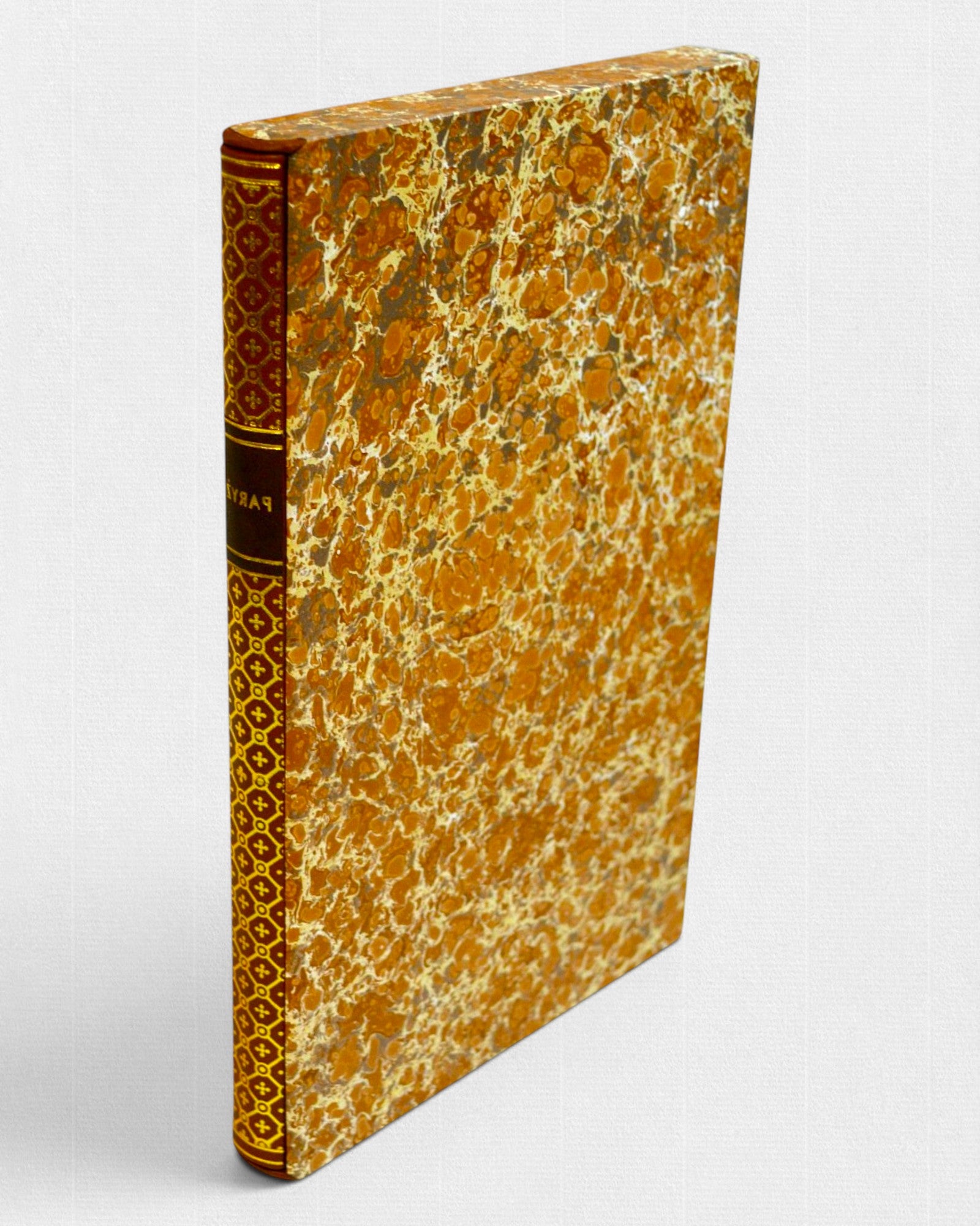 Książka w marmoryzowanej oprawie z ozdobnym grzbietem w półskórku, z tytułem „Paryż” Marii Pawlikowskiej-Jasnorzewskiej, wydanie kolekcjonerskie.