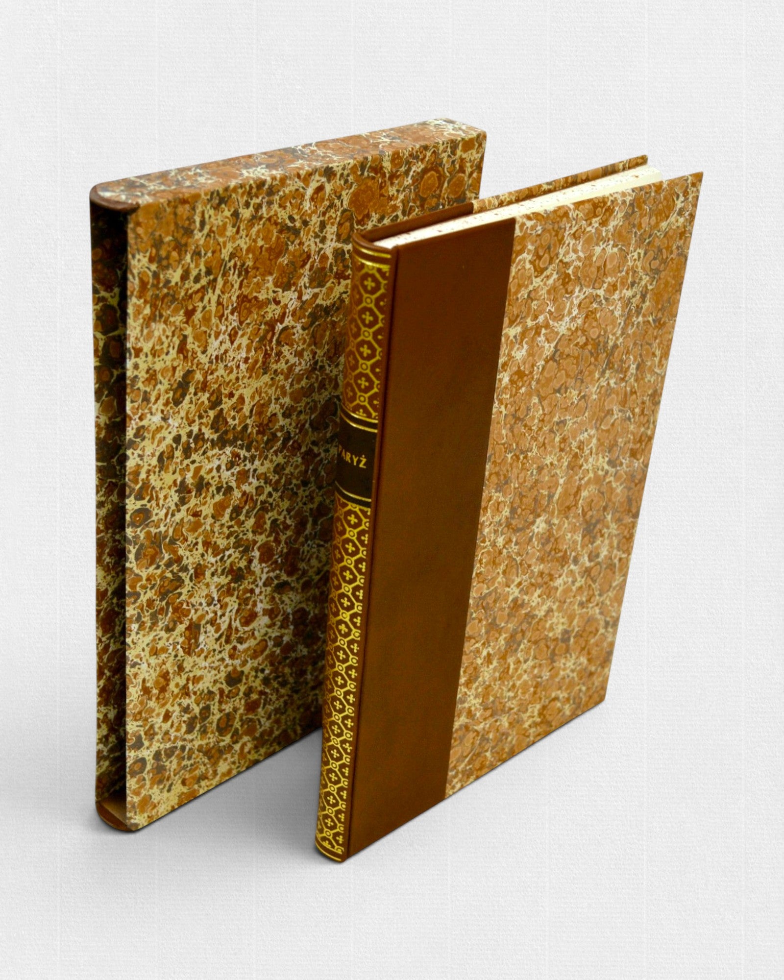 Ekskluzywne wydanie książki „Paryż” Marii Pawlikowskiej-Jasnorzewskiej w półskórkowej oprawie z marmoryzowanym etui, widok zestawu kolekcjonerskiego.