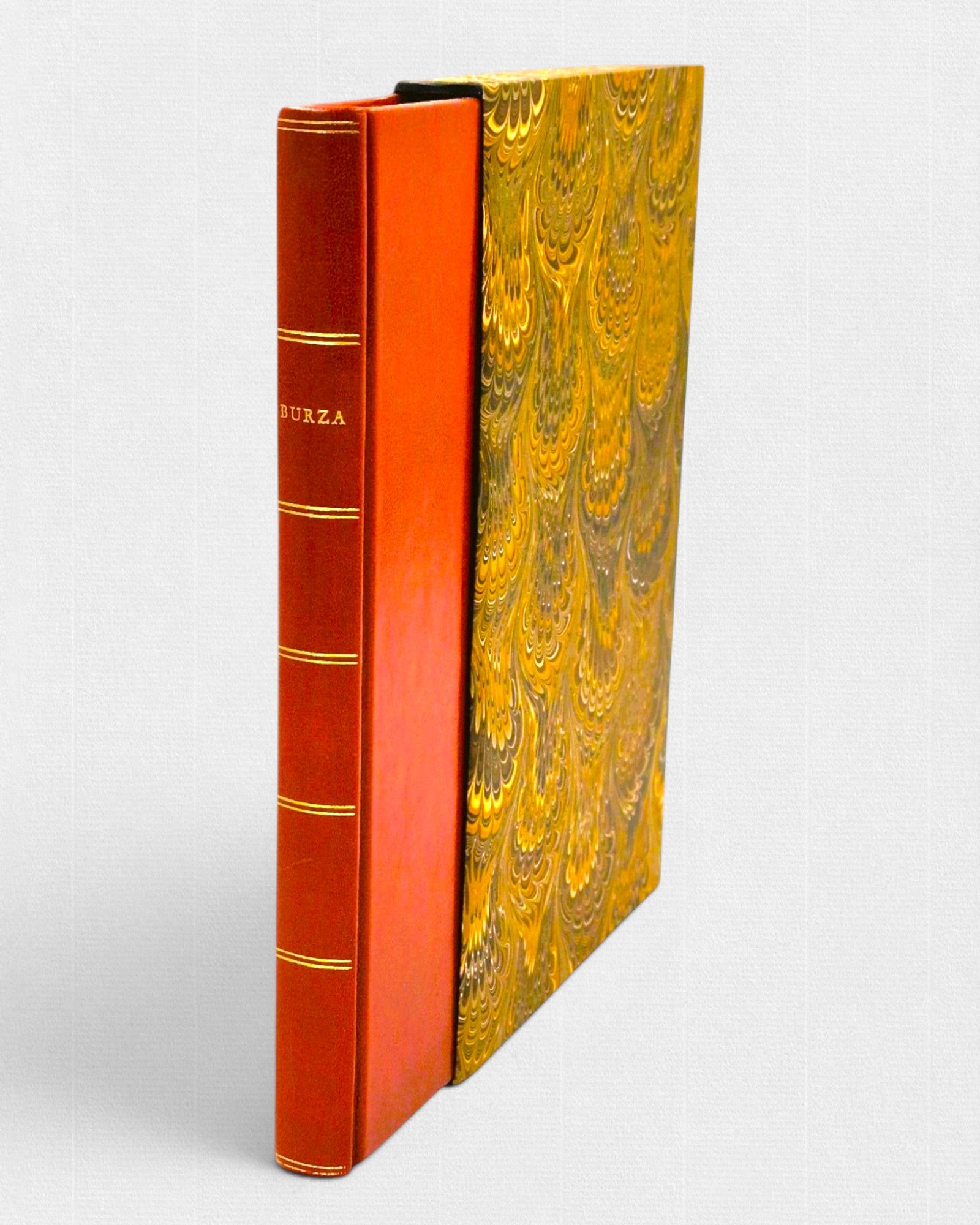 Ekskluzywne wydanie „Burzy” Williama Szekspira w ręcznej oprawie skórzanej, z czerwonym grzbietem ze złoceniami oraz dekoracyjnym, marmurkowym etui.