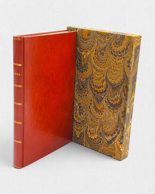 Luksusowe wydanie „Burzy” Williama Szekspira w ręcznej, czerwonej oprawie skórzanej, prezentowane wraz z ozdobnym etui w marmurkowym wzorze.