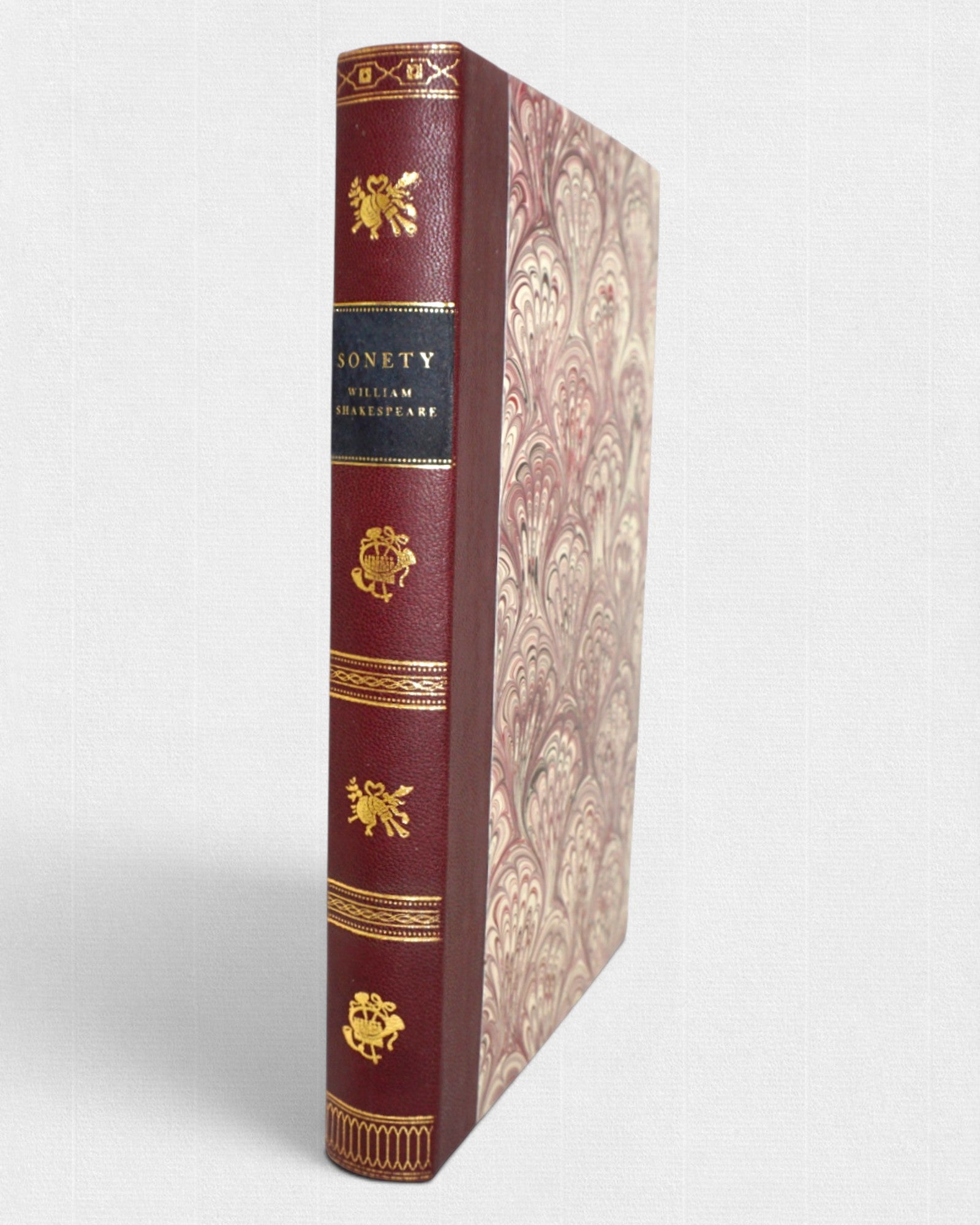 Skórzana oprawa książki „Sonety” Williama Shakespeare’a – wydanie kolekcjonerskie ze złoceniami i marmoryzowanym etui