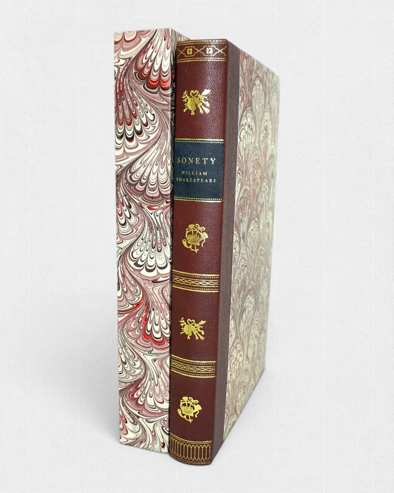 Kolekcjonerskie wydanie „Sonetów” Williama Shakespeare’a – skórzana oprawa ze złoceniami i marmoryzowane etui w eleganckim stylu
