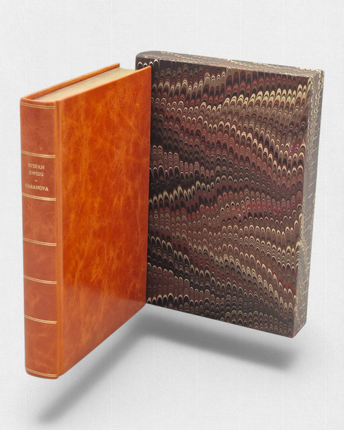 Książka „Casanova” Stefana Zweiga w skórzanej oprawie z etui – widok okładki i marmurkowego pudełka ochronnego