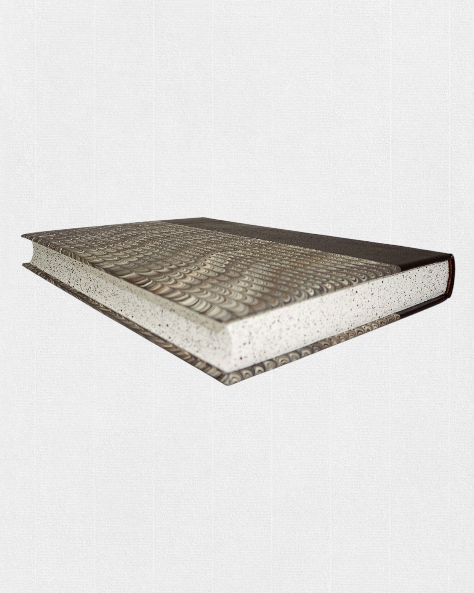 Książka „Trzy po trzy” Aleksandra Fredry – marmurkowe okładziny i barwione krawędzie kart, widok z góry