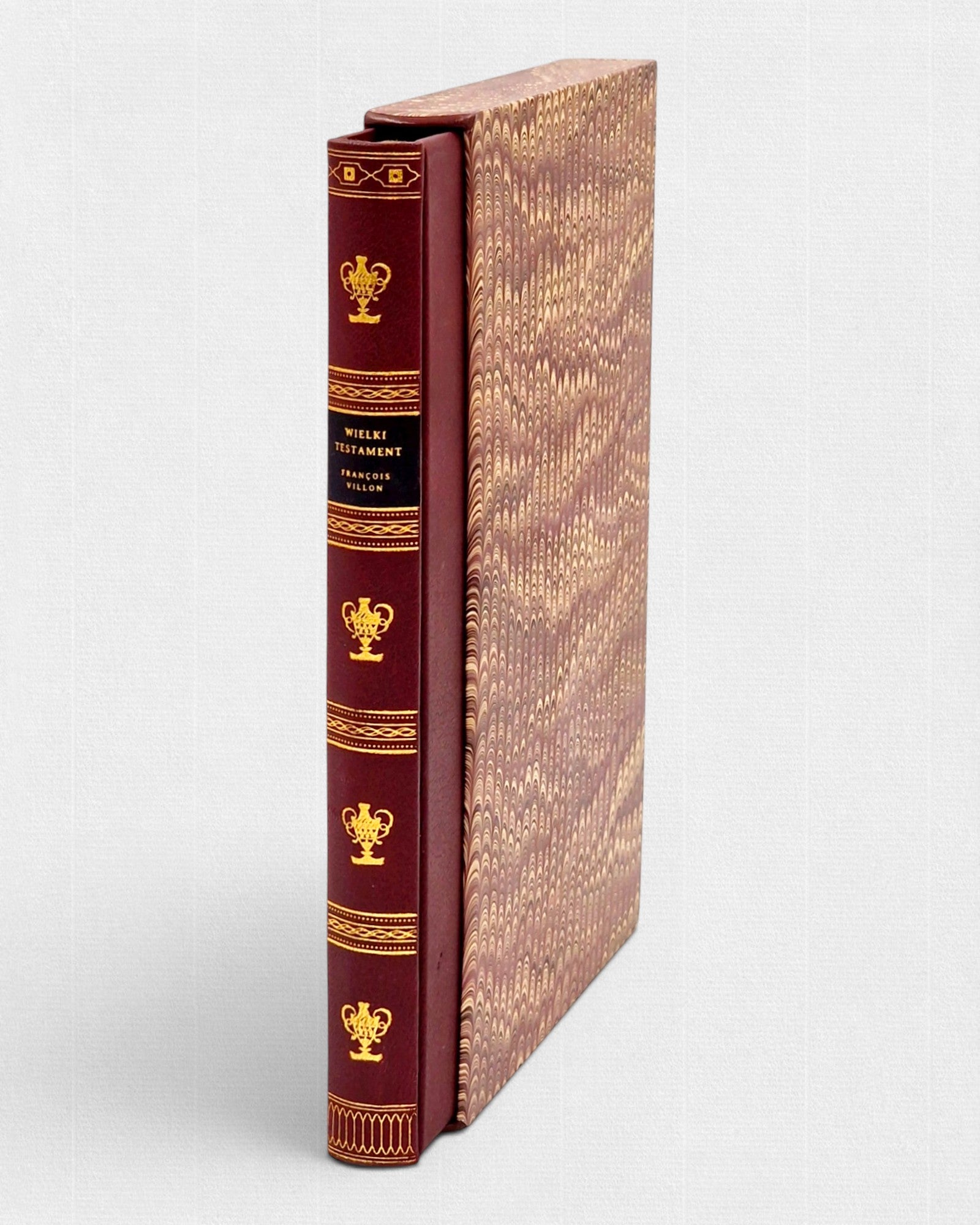 Ekskluzywne wydanie „Wielkiego Testamentu” François Villona w ręcznej oprawie półskórkowej z bordowym grzbietem zdobionym złoceniami oraz dopasowanym etui z papieru marmurkowego.