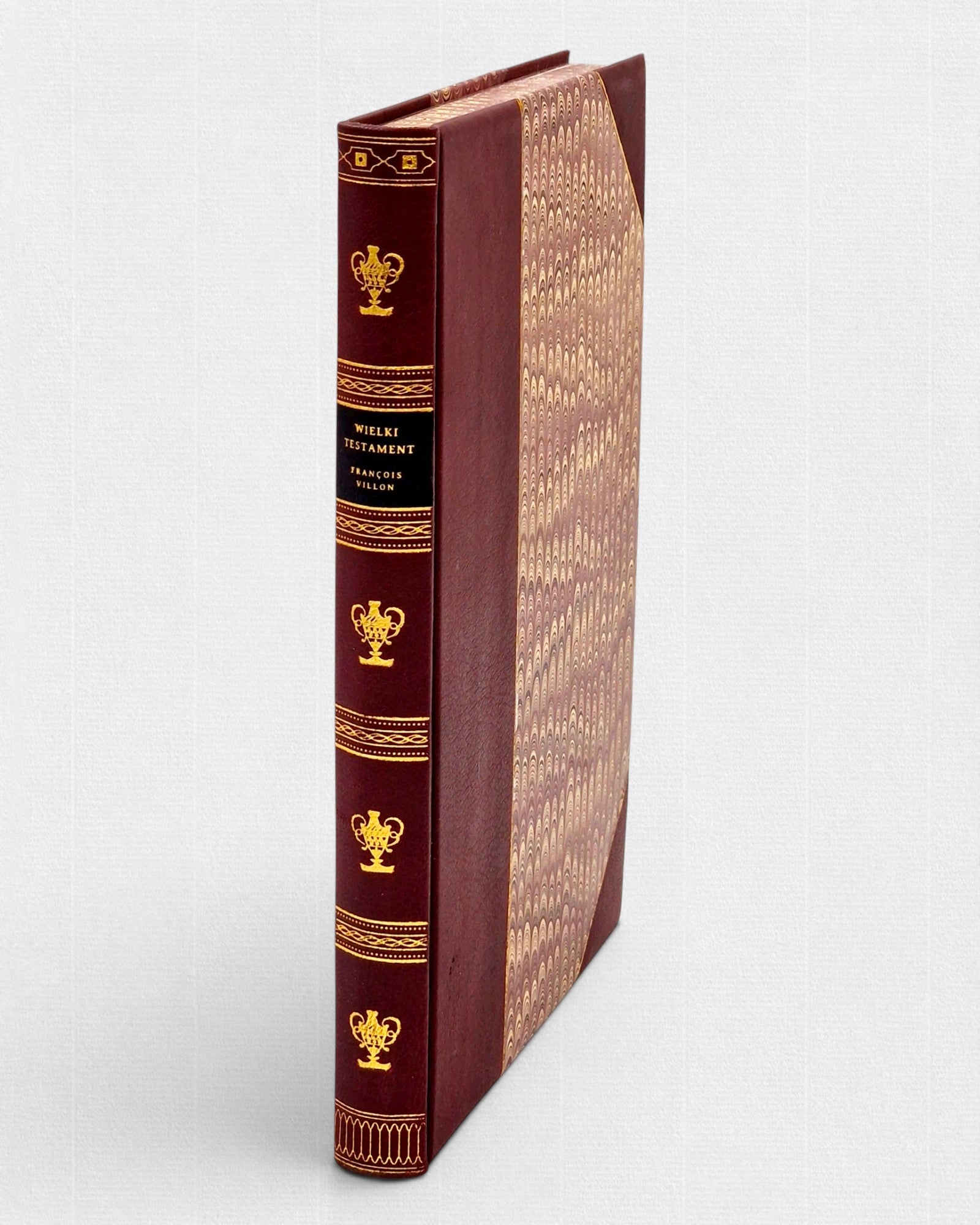 Ekskluzywne wydanie „Wielkiego Testamentu” François Villona w ręcznej oprawie półskórkowej z bordowym grzbietem zdobionym złoceniami oraz eleganckim etui z papieru marmurkowego.